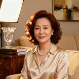 涉外公寓业主李女士的头像照片，一位四十岁左右气质优雅的女士，背景是温馨的居家环境，展现了高净值业主的从容与品味